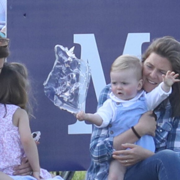 Catherine Kate Middleton, duchesse de Cambridge, le prince George, la princesse Charlotte, pieds nus, lors d'un match de polo caritatif au Beaufort Polo Club à Tetbury le 10 juin 2018.