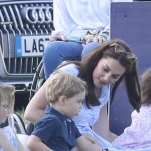 Catherine Kate Middleton, duchesse de Cambridge, le prince George, la princesse Charlotte, pieds nus, lors d'un match de polo caritatif au Beaufort Polo Club à Tetbury le 10 juin 2018.