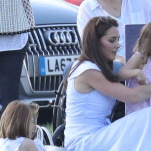 Catherine Kate Middleton, duchesse de Cambridge, le prince George, la princesse Charlotte, pieds nus, lors d'un match de polo caritatif au Beaufort Polo Club à Tetbury le 10 juin 2018.