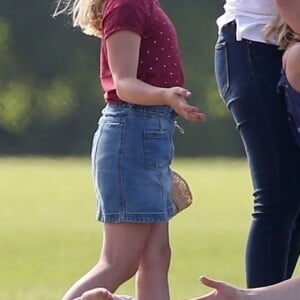 Catherine Kate Middleton, duchesse de Cambridge, la princesse Charlotte, pieds nus, lors d'un match de polo caritatif au Beaufort Polo Club à Tetbury le 10 juin 2018.