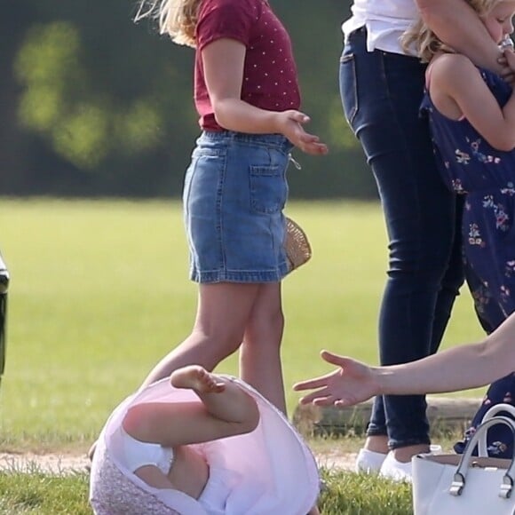 Catherine Kate Middleton, duchesse de Cambridge, la princesse Charlotte, pieds nus, lors d'un match de polo caritatif au Beaufort Polo Club à Tetbury le 10 juin 2018.