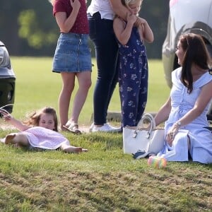 Catherine Kate Middleton, duchesse de Cambridge, le prince George, la princesse Charlotte, pieds nus, lors d'un match de polo caritatif au Beaufort Polo Club à Tetbury le 10 juin 2018.