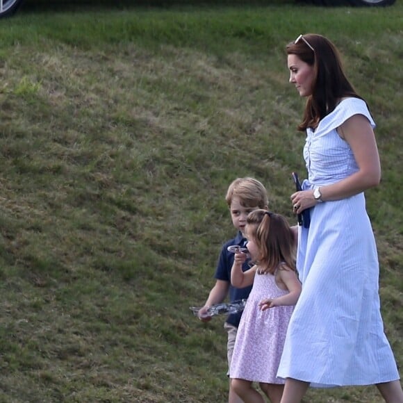 Catherine Kate Middleton, duchesse de Cambridge, le prince George, la princesse Charlotte, pieds nus, lors d'un match de polo caritatif au Beaufort Polo Club à Tetbury le 10 juin 2018.