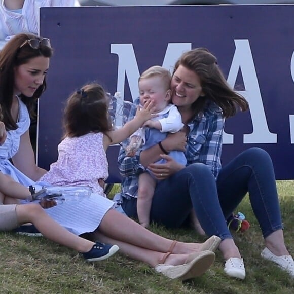 Catherine Kate Middleton, duchesse de Cambridge, le prince George, la princesse Charlotte, pieds nus, lors d'un match de polo caritatif au Beaufort Polo Club à Tetbury le 10 juin 2018.