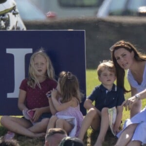 Catherine Kate Middleton, duchesse de Cambridge, le prince George, la princesse Charlotte, pieds nus, lors d'un match de polo caritatif au Beaufort Polo Club à Tetbury le 10 juin 2018. Le Maserati Royal Charity Polo Trophy est destiné à recueillir des fonds pour deux organismes de bienfaisance, "The Royal Marsden" et "Centrepoint". T