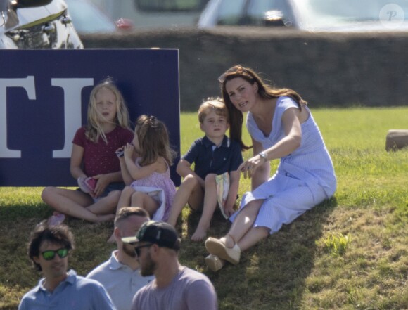 Catherine Kate Middleton, duchesse de Cambridge, le prince George, la princesse Charlotte, pieds nus, lors d'un match de polo caritatif au Beaufort Polo Club à Tetbury le 10 juin 2018. Le Maserati Royal Charity Polo Trophy est destiné à recueillir des fonds pour deux organismes de bienfaisance, "The Royal Marsden" et "Centrepoint". T