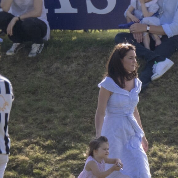 Catherine Kate Middleton, duchesse de Cambridge, la princesse Charlotte, pieds nus, lors d'un match de polo caritatif au Beaufort Polo Club à Tetbury le 10 juin 2018. Le Maserati Royal Charity Polo Trophy est destiné à recueillir des fonds pour deux organismes de bienfaisance, "The Royal Marsden" et "Centrepoint".