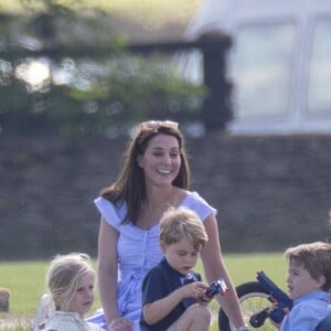 Catherine Kate Middleton, duchesse de Cambridge, le prince George, la princesse Charlotte, pieds nus, lors d'un match de polo caritatif au Beaufort Polo Club à Tetbury le 10 juin 2018. Le Maserati Royal Charity Polo Trophy est destiné à recueillir des fonds pour deux organismes de bienfaisance, "The Royal Marsden" et "Centrepoint".