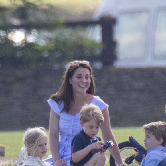 Catherine Kate Middleton, duchesse de Cambridge, le prince George, la princesse Charlotte, pieds nus, lors d'un match de polo caritatif au Beaufort Polo Club à Tetbury le 10 juin 2018. Le Maserati Royal Charity Polo Trophy est destiné à recueillir des fonds pour deux organismes de bienfaisance, "The Royal Marsden" et "Centrepoint".