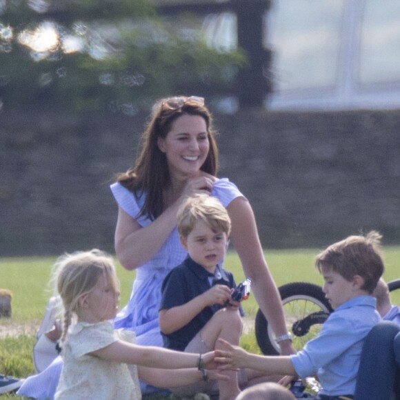 Catherine Kate Middleton, duchesse de Cambridge, le prince George, la princesse Charlotte, pieds nus, lors d'un match de polo caritatif au Beaufort Polo Club à Tetbury le 10 juin 2018. Le Maserati Royal Charity Polo Trophy est destiné à recueillir des fonds pour deux organismes de bienfaisance, "The Royal Marsden" et "Centrepoint".