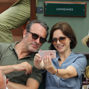 Jean Dujardin et sa femme Nathalie Péchalat dans les tribunes des Internationaux de France de Tennis de Roland Garros à Paris, le 10 juin 2018. © Dominique Jacovides - Cyril Moreau/Bestimage