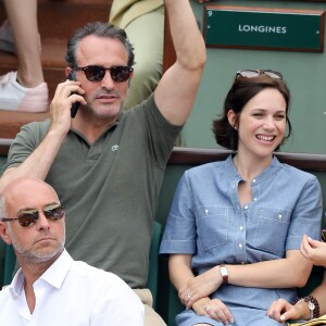 Jean Dujardin et sa femme Nathalie Péchalat dans les tribunes des Internationaux de France de Tennis de Roland Garros à Paris, le 10 juin 2018. © Dominique Jacovides - Cyril Moreau/Bestimage