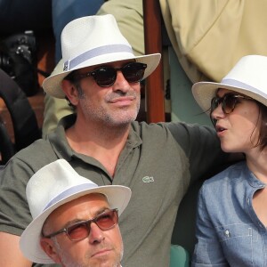 Jean Dujardin et sa femme Nathalie Péchalat dans les tribunes des Internationaux de France de Tennis de Roland Garros à Paris, le 10 juin 2018. © Dominique Jacovides - Cyril Moreau/Bestimage