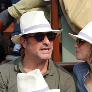 Jean Dujardin et sa femme Nathalie Péchalat dans les tribunes des Internationaux de France de Tennis de Roland Garros à Paris, le 10 juin 2018. © Dominique Jacovides - Cyril Moreau/Bestimage