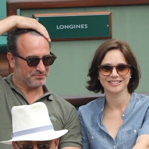 Jean Dujardin et sa femme Nathalie Péchalat dans les tribunes des Internationaux de France de Tennis de Roland Garros à Paris, le 10 juin 2018. © Dominique Jacovides - Cyril Moreau/Bestimage