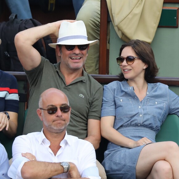 Jean Dujardin et sa femme Nathalie Péchalat dans les tribunes des Internationaux de France de Tennis de Roland Garros à Paris, le 10 juin 2018. © Dominique Jacovides - Cyril Moreau/Bestimage