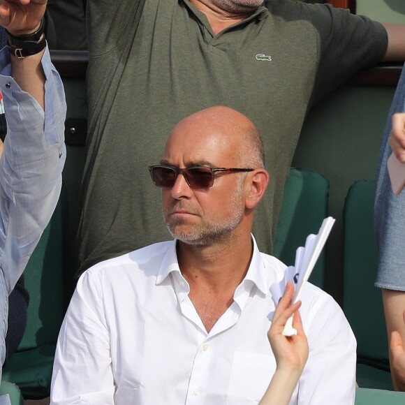 Jean Dujardin et sa femme Nathalie Péchalat dans les tribunes des Internationaux de France de Tennis de Roland Garros à Paris, le 10 juin 2018. © Dominique Jacovides - Cyril Moreau/Bestimage