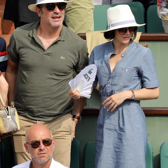 Jean Dujardin et sa femme Nathalie Péchalat dans les tribunes des Internationaux de France de Tennis de Roland Garros à Paris, le 10 juin 2018. © Dominique Jacovides - Cyril Moreau/Bestimage