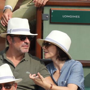 Jean Dujardin et sa femme Nathalie Péchalat dans les tribunes des Internationaux de France de Tennis de Roland Garros à Paris, le 10 juin 2018. © Dominique Jacovides - Cyril Moreau/Bestimage