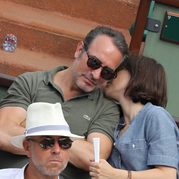 Jean Dujardin et sa femme Nathalie Péchalat dans les tribunes des Internationaux de France de Tennis de Roland Garros à Paris, le 10 juin 2018. © Dominique Jacovides - Cyril Moreau/Bestimage