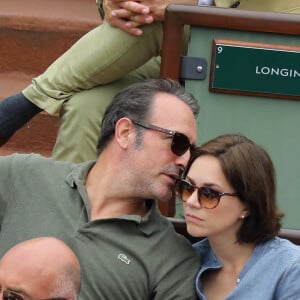 Jean Dujardin et sa femme Nathalie Péchalat dans les tribunes des Internationaux de France de Tennis de Roland Garros à Paris, le 10 juin 2018. © Dominique Jacovides - Cyril Moreau/Bestimage