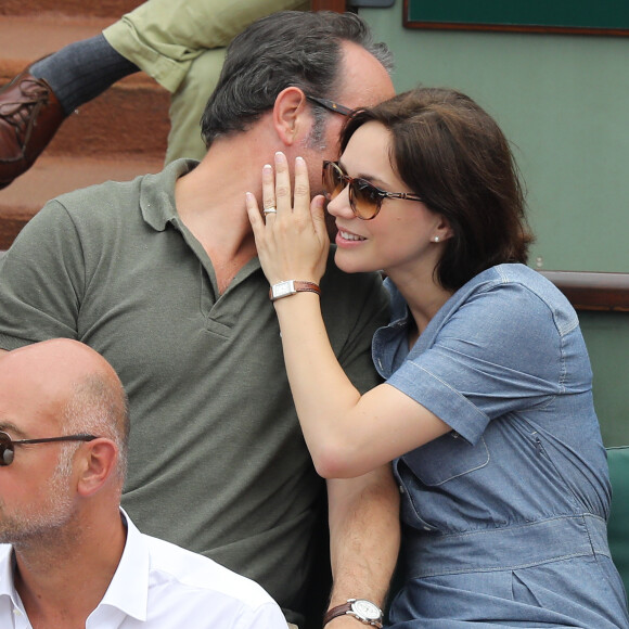 Jean Dujardin et sa femme Nathalie Péchalat dans les tribunes des Internationaux de France de Tennis de Roland Garros à Paris, le 10 juin 2018. © Dominique Jacovides - Cyril Moreau/Bestimage