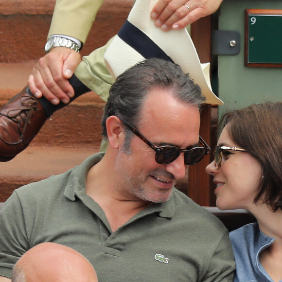 Jean Dujardin et sa femme Nathalie Péchalat dans les tribunes des Internationaux de France de Tennis de Roland Garros à Paris, le 10 juin 2018. © Dominique Jacovides - Cyril Moreau/Bestimage