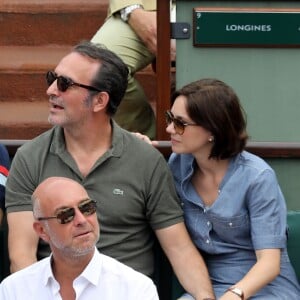 Jean Dujardin et sa femme Nathalie Péchalat dans les tribunes des Internationaux de France de Tennis de Roland Garros à Paris, le 10 juin 2018. © Dominique Jacovides - Cyril Moreau/Bestimage