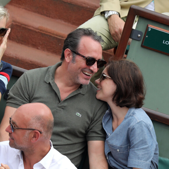 Jean Dujardin et sa femme Nathalie Péchalat dans les tribunes des Internationaux de France de Tennis de Roland Garros à Paris, le 10 juin 2018. © Dominique Jacovides - Cyril Moreau/Bestimage
