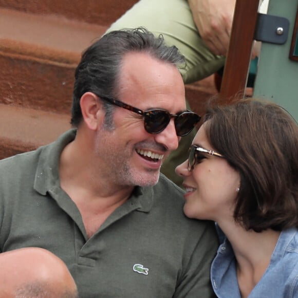 Jean Dujardin et sa femme Nathalie Péchalat dans les tribunes des Internationaux de France de Tennis de Roland Garros à Paris, le 10 juin 2018. © Dominique Jacovides - Cyril Moreau/Bestimage