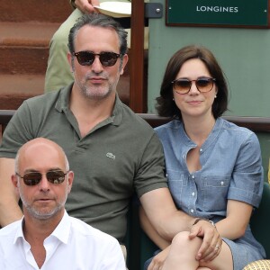 Jean Dujardin et sa femme Nathalie Péchalat dans les tribunes des Internationaux de France de Tennis de Roland Garros à Paris, le 10 juin 2018. © Dominique Jacovides - Cyril Moreau/Bestimage