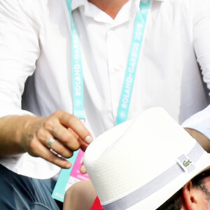 Marion Cotillard et Jean Dujardin dans les tribunes des Internationaux de France de Tennis de Roland Garros à Paris, le 10 juin 2018. © Dominique Jacovides - Cyril Moreau/Bestimage