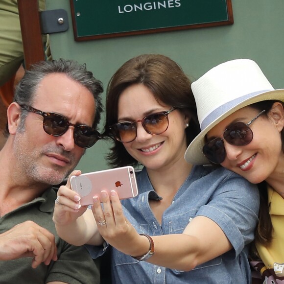 Jean Dujardin, sa femme Nathalie Péchalat et Elsa Zylberstein dans les tribunes des Internationaux de France de Tennis de Roland Garros à Paris, le 10 juin 2018. © Dominique Jacovides - Cyril Moreau/Bestimage