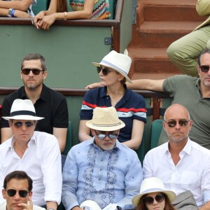 Marion Cotillard, son compagnon Guillaume Canet, Melita Toscan du Plantier, Jean Dujardin, sa femme Nathalie Péchalat, Hugh Grant, sa femme Anna Elisabet Eberstein, Christian Louboutin et Clive Owen dans les tribunes des Internationaux de France de Tennis de Roland Garros à Paris, le 10 juin 2018. © Dominique Jacovides - Cyril Moreau/Bestimage