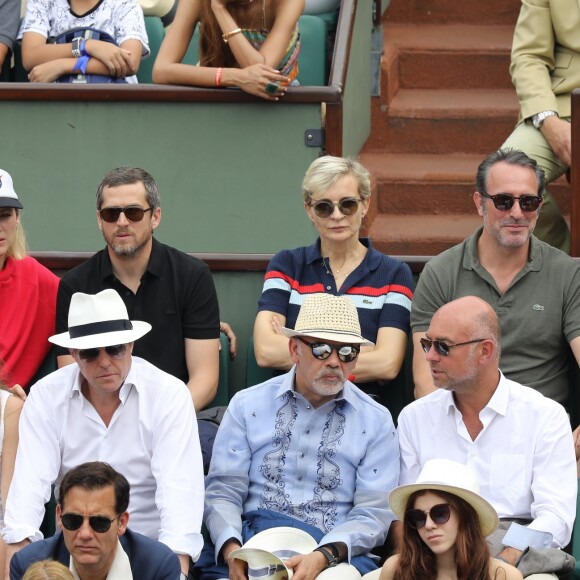 Marion Cotillard, son compagnon Guillaume Canet, Melita Toscan du Plantier, Jean Dujardin, sa femme Nathalie Péchalat, Hugh Grant, sa femme Anna Elisabet Eberstein, Christian Louboutin, Clive Owen dans les tribunes des Internationaux de France de Tennis de Roland Garros à Paris, le 10 juin 2018. © Dominique Jacovides - Cyril Moreau/Bestimage