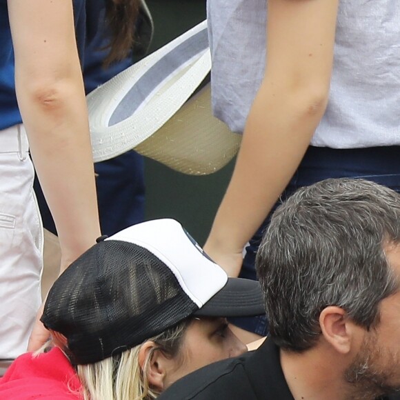 Marion Cotillard, son compagnon Guillaume Canet, Melita Toscan du Plantier et Jean Dujardin dans les tribunes des Internationaux de France de Tennis de Roland Garros à Paris, le 10 juin 2018. © Dominique Jacovides - Cyril Moreau/Bestimage