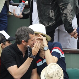 Marion Cotillard, son compagnon Guillaume Canet, Melita Toscan du Plantier et Jean Dujardin dans les tribunes des Internationaux de France de Tennis de Roland Garros à Paris, le 10 juin 2018. © Dominique Jacovides - Cyril Moreau/Bestimage