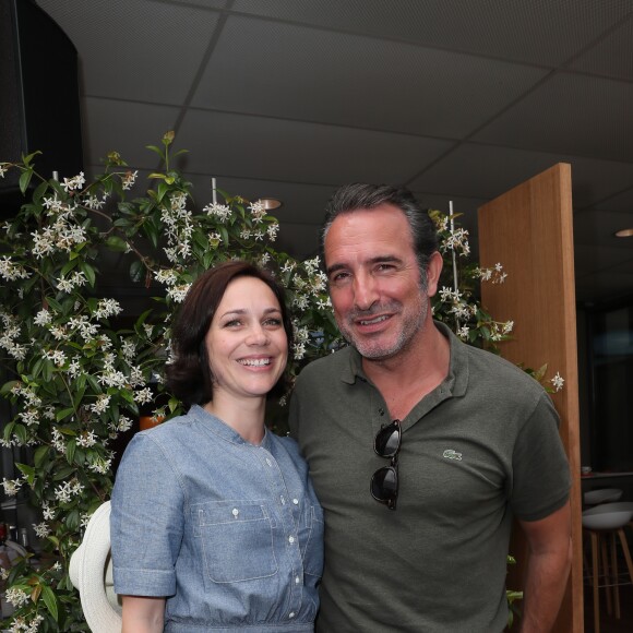 Jean Dujardin et sa femme Nathalie Péchalat au village lors des internationaux de tennis de Roland Garros à Paris, le 10 juin 2018. © Moreau-Jacovides/Bestimage