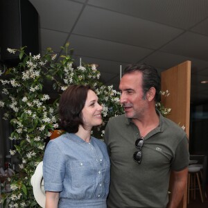 Jean Dujardin et sa femme Nathalie Péchalat au village lors des internationaux de tennis de Roland Garros à Paris, le 10 juin 2018. © Moreau-Jacovides/Bestimage