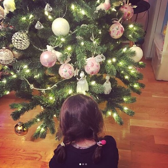 L'adorable fille de Laurence Boccolini, Willow, a décoré le sapin de Noël.