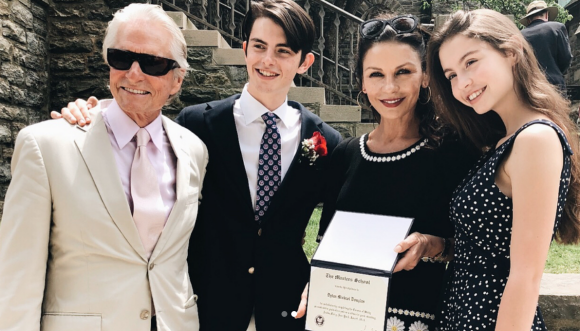 Michael Douglas et Catherine Zeta-Jones à la remise de diplôme de leur fils Dylan avec leur fille Carys. 9 juin 2018.