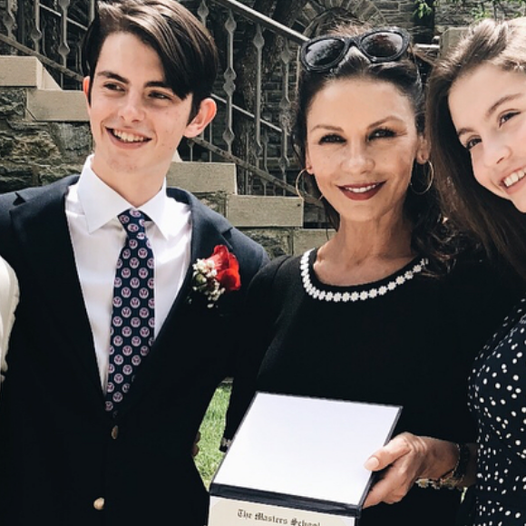 Michael Douglas et Catherine Zeta-Jones à la remise de diplôme de leur fils Dylan avec leur fille Carys. 9 juin 2018.