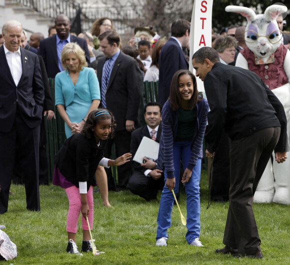 Barack Obama et ses filles Sasha (à gauche) et Malia (à droite) lors du lundi de Pâques à la Maison Blanche le 13 avril 2009