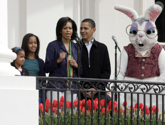 Barack Obama, Michelle Obama et leurs filles Sasha et Malia lors du lundi de Pâques à la Maison Blanche le 13 avril 2009