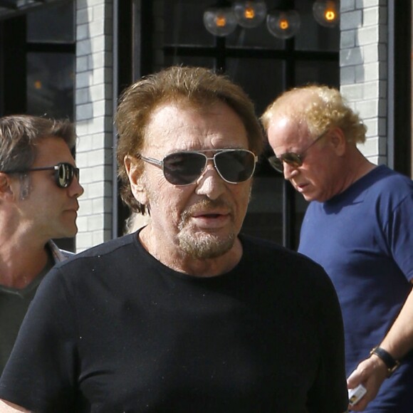 Johnny Hallyday, souriant, très en forme et très amoureux de sa femme Laeticia (béquilles) sort déjeuner en famille au Water Grill de Santa Monica le 18 mars 2017 pour l'anniversaire de Laeticia qui fête le jour même ses 42 ans.