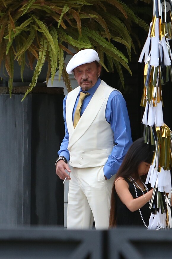 Exclusif - Johnny Hallyday habillé en Gatsby le Magnifique et sa fille Joy nous saluent depuis sa maison de Pacific Palissade le 13 juin 2015.
