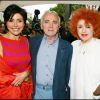 Yvette Horner avec Liane Foly et Charles Aznavour lors de l'inauguration de la place Loulou Gaste en juin 2005 à Paris. La reine de l'accordéon est morte à 95 ans le 11 juin 2018.