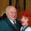 Yvette Horner en 2002 avec Roland Nungesser, alors maire de Nogent-sur-Marne, dont elle était citoyenne d'honneur. La reine de l'accordéon est morte à 95 ans le 11 juin 2018.