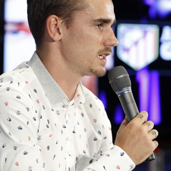 L'attaquant de l'équipe de France de football, Antoine Griezmann signe dans le club de l'Atletico Madrid en Espagne le 21 juillet 2014. Transféré de la Real Sociedad pour 30 millions d'euros, l'attaquant international français portera le numéro 7 la saison prochaine.