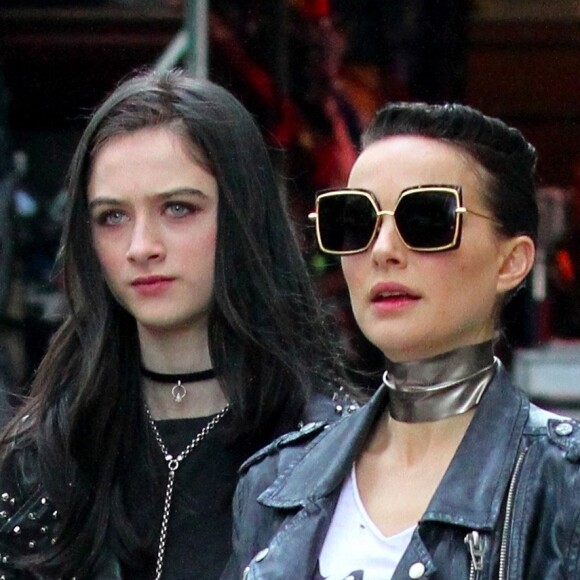Natalie Portman et Raffey Cassidy sur le tournage de "Vox Lux" à Manhattan (New York) le 28 février 2018.